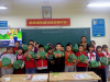 Cán bộ, giáo viên, nhân viên và học sinh trường Tiểu học Trần Đăng Ninh tham gia “giải cứu” cam sành