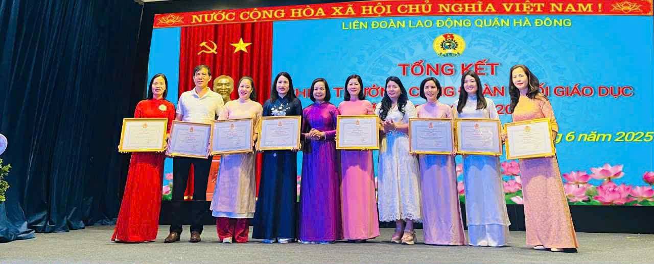 Công đoàn trường Tiểu học Trần Đăng Ninh nhận Giấy khen của Liên đoàn Lao động quận Hà Đông.